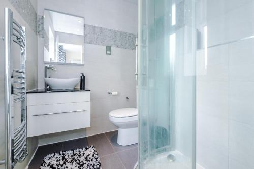Koupelna v ubytování Spacious & Elegant 5 Bed Detached in Worsley, Manchester- The Green