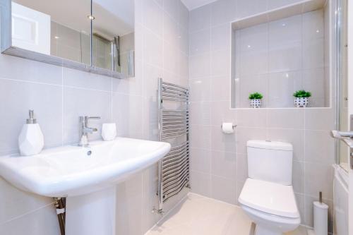 Koupelna v ubytování Spacious & Elegant 5 Bed Detached in Worsley, Manchester- The Green