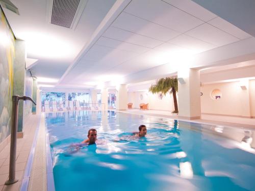 una persona che nuota in una piscina di Morada Resort Kühlungsborn a Kühlungsborn
