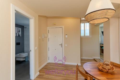 - une salle à manger avec une table et des toilettes dans l'établissement weforyou La Terraza de Añoreta, à Torre de Benagalbón