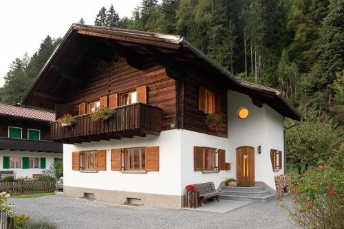 シュルンスにあるHaus Buachwaldの小さな家(ポーチ、バルコニー付)