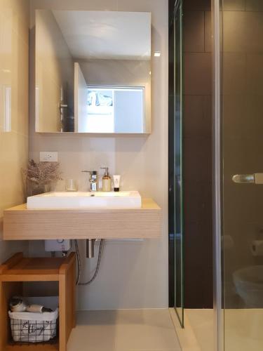 a bathroom with a sink and a shower at Mountain View Suite at The Valley Khaoyai in Ban Huai Sok Noi