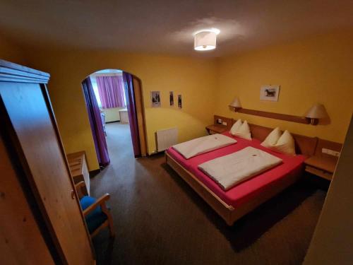 een slaapkamer met een groot bed in een kamer bij Ferienhotel Lindenhof in Leogang