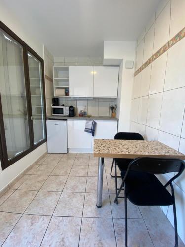 - une cuisine avec une table et deux chaises dans l'établissement Chez k - Studio - Proche Centre - Parking, à Sainte-Savine