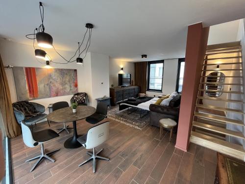 Ruang duduk di Cosy & Spacious House in Center