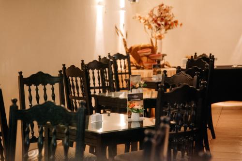 a dining room with a table and wooden chairs at Hotel Carrera in Lima