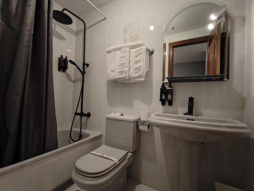uma casa de banho com um WC, um lavatório e um chuveiro em Nest El Camino em Santiago de Compostela