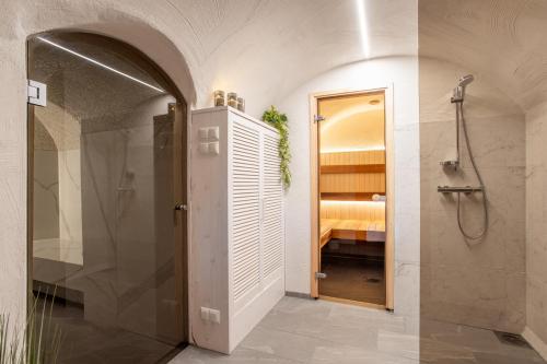 uma casa de banho com um chuveiro e uma cabina de duche ao nível do chão em Alice Backyard-Holiday home and Spa em Pärnu
