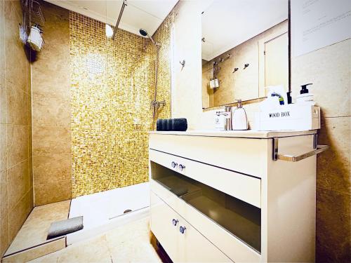 a bathroom with a sink and a shower at PALM LIFE APARTMENT- Free Parking in Villareal