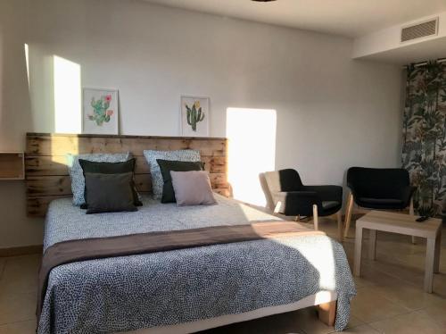 une chambre avec un grand lit et un salon dans l'établissement Studio Benvengudo Port La Ciotat - Appartement et parking, à La Ciotat