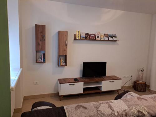 sala de estar con TV y escritorio en Appartamento Al Borgo, en Cles