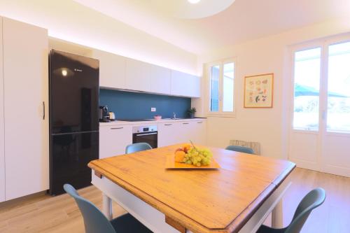 uma cozinha com uma mesa com uma taça de fruta em Torregalli- Terrace Apartment em Florença