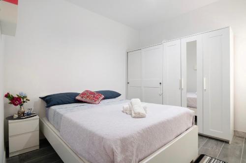 una camera bianca con un grande letto con specchio di Piso Leon y Castillo ad Arrecife