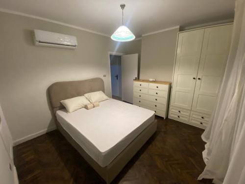 開羅的住宿－Lovely 2 bedroom by the Nile，一间小卧室,配有白色的床和一盏灯
