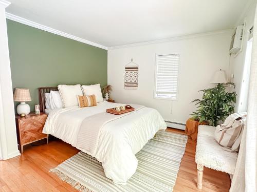 een slaapkamer met een groot bed en een dienblad bij Cozy Lakeside Fall Escape; Applepick, Hike, Winery in Greenwood Lake