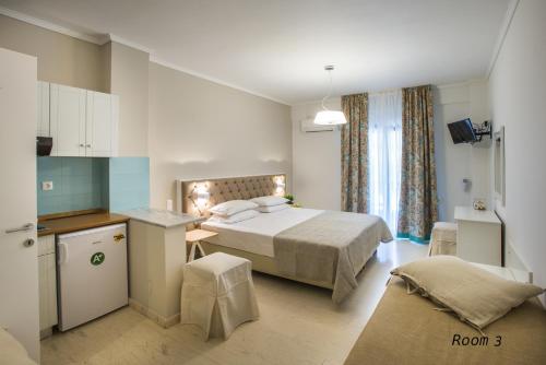 a hotel room with a bed and a kitchen at Hotel Oriana - Adults Only in Syvota