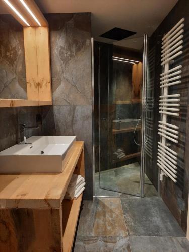 bagno con lavandino e doccia di Hotel del Bosco a Livigno