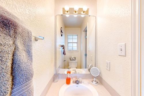 a bathroom with a sink and a mirror at Casa Killeen in Killeen