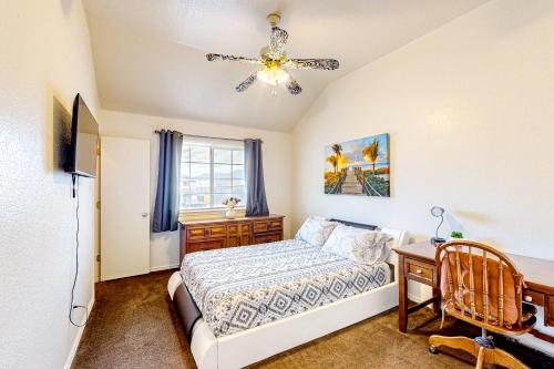 - une chambre avec un lit, un bureau et un ventilateur de plafond dans l'établissement Casa Killeen, à Killeen