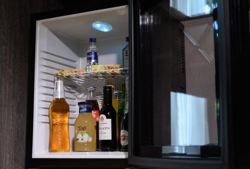  Aurora Resort Tsaghkadzor -  Room  picture :   Tea/Coffee maker    Shower    Bath                           