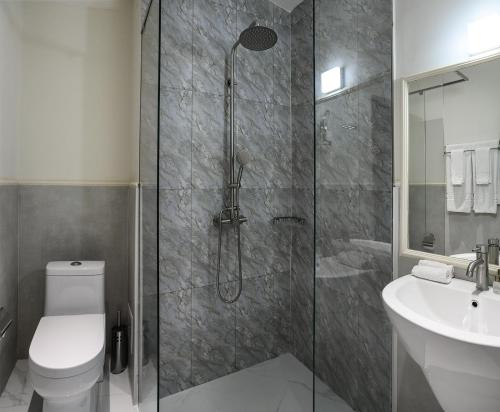  Aurora Resort Tsaghkadzor -  Room  picture :   Tea/Coffee maker    Shower    Bath                           