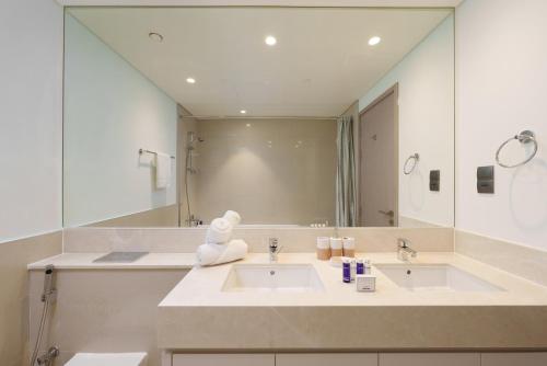 Koupelna v ubytování Maison Privee - Luxury 2Bedroom with Burj Khalifa & Fountain Views