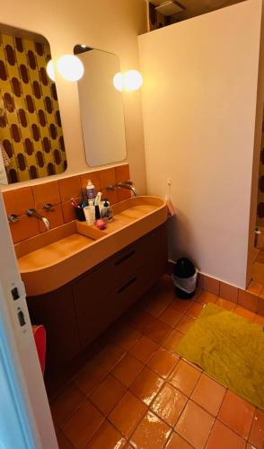 a bathroom with a sink and a mirror at LOFT Triplex 300m² à 10 min PARIS/EXPO in Malakoff