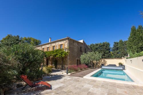 une maison avec une piscine dans la cour dans l'établissement LE JARDIN DE CESAR, à Orsan