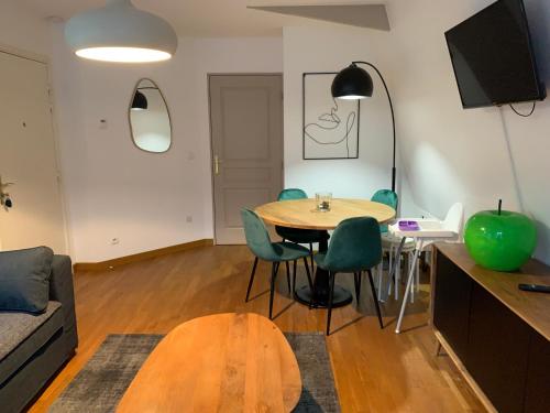 - un salon avec une table et des chaises vertes dans l'établissement Deauville vue port centre ville, à Deauville