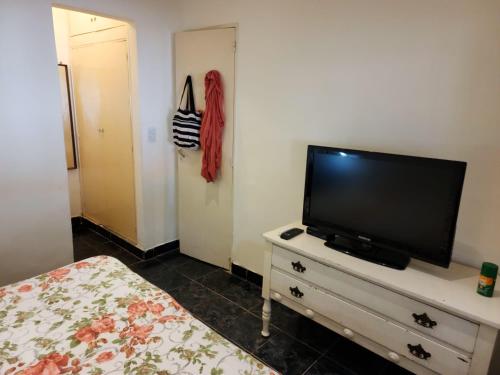 1 dormitorio con TV de pantalla plana en una cómoda en Departamento en la "costa-Santa Teresita" 905 en Santa Teresita