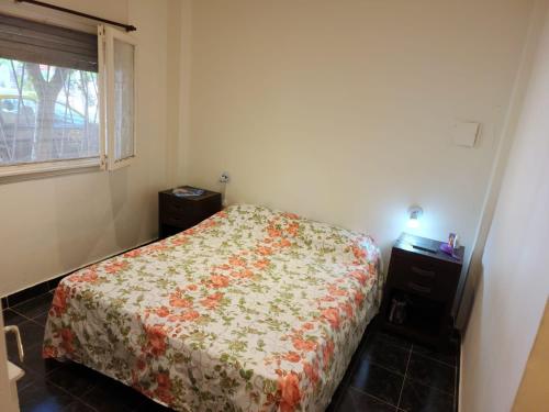 Tempat tidur dalam kamar di Departamento en la "costa-Santa Teresita" 905