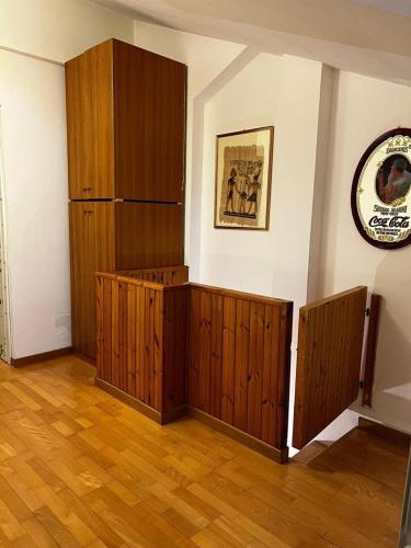 a room with wooden cupboards and a wall with a picture at IL RIFUGIO DI ETTORE in Campo di Giove