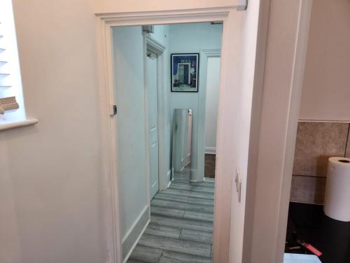 korytarz z drzwiami prowadzącymi do pokoju w obiekcie Studio in Greenhithe w mieście Greenhithe