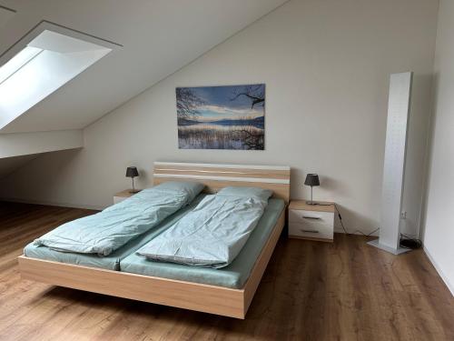 Un pat sau paturi într-o cameră la Neue Einzimmer Dachwohnung