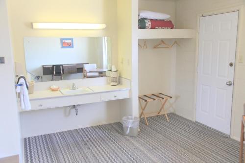 een badkamer met een wastafel en een spiegel bij Bryce Zion Inn in Hatch
