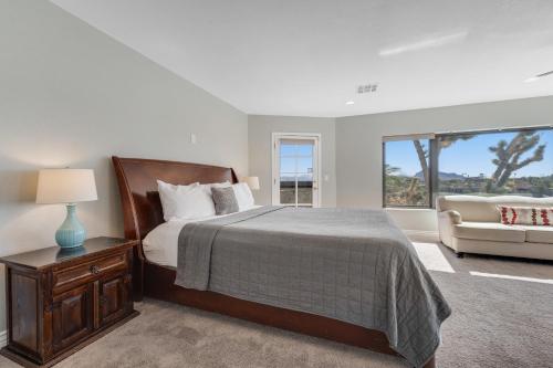 um quarto com uma cama, um sofá e uma janela em Fountain Hills Views em Fountain Hills