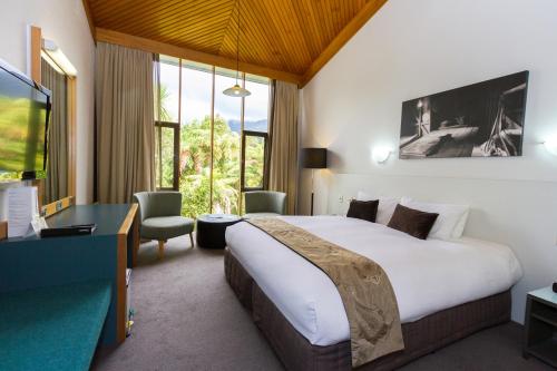 Postel nebo postele na pokoji v ubytování Scenic Hotel Franz Josef Glacier