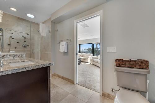 uma casa de banho com um WC, um lavatório e um espelho. em Fountain Hills Views em Fountain Hills