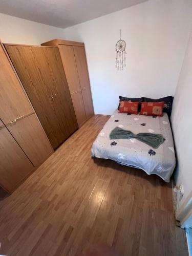 Comfycondo apartment في زالاو: غرفة نوم بسرير وارضية خشبية
