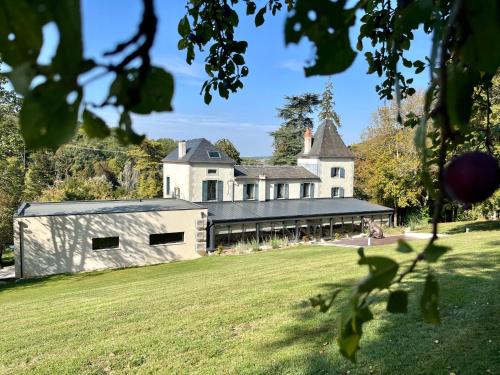 保拉扎克Richard Lequet Domaine gastronomique du Val d Atur的一座带草地的大型白色建筑
