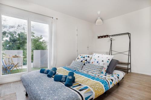 - une chambre dotée d'un lit avec des ours en peluche bleu dans l'établissement Aux portes de Bordeaux El Pablo MindUrGuest, à Floirac