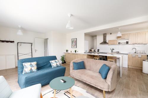 un salon avec un canapé et une table dans l'établissement Aux portes de Bordeaux El Pablo MindUrGuest, à Floirac