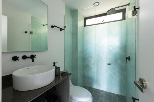 Koupelna v ubytování Loft In The Heart Of Americana, Have An Artsy Stay