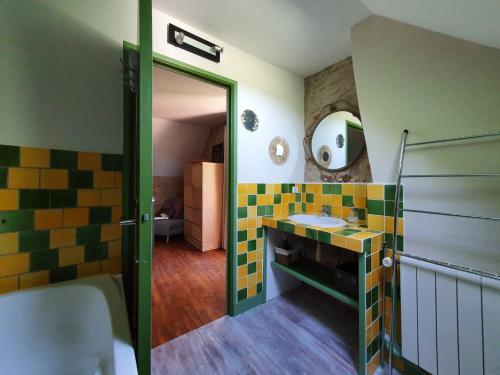 un baño con lavabo y espejo en Le Clos d'Ô Les Rapiettes maison proche Sarlat avec piscine privée, en Prats-de-Carlux