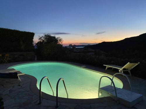una pequeña piscina con una silla y una mesa en La Villa Là-bas, en Rayol-Canadel-sur-Mer