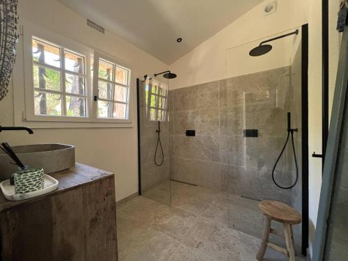 y baño con ducha y lavamanos. en La Villa Là-bas, en Rayol-Canadel-sur-Mer