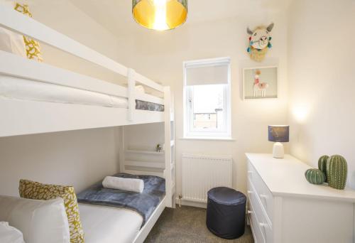 - une petite chambre avec des lits superposés et un bureau dans l'établissement The Willows, à York