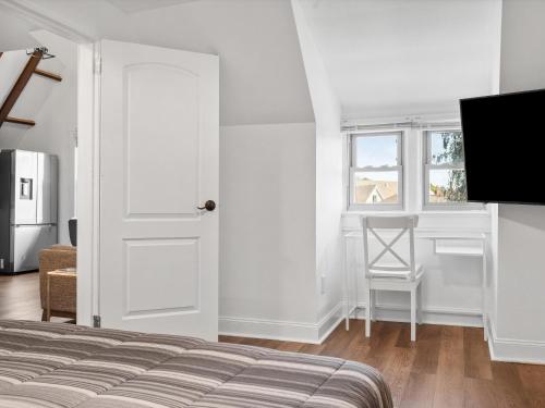 a bedroom with a bed and a window at Shadyside, Pittsburgh, Modern and Stylish 1 Bedroom Unit5 with Free Parking in Pittsburgh