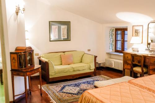 a living room with a couch and a tv at Dimora Iguvium in Gubbio
