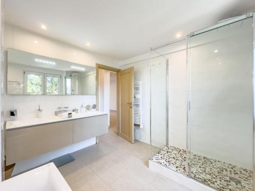 une salle de bain avec une douche en verre et un lavabo dans l'établissement Le Maubourg by Winsome Destination, à Cannes